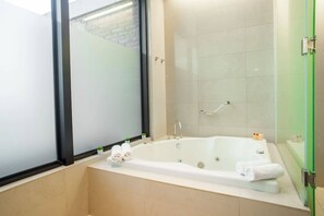 Presidential Suite, 1 Katil Raja (King) | Tab mandi berpancutan