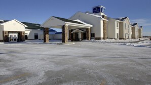 A hotel with a covered entrance, stone pillars, and a sign for 'Corbilstone Inn & Suites'. - Cobblestone Inn & Suites - Bottineau (Bottineau)