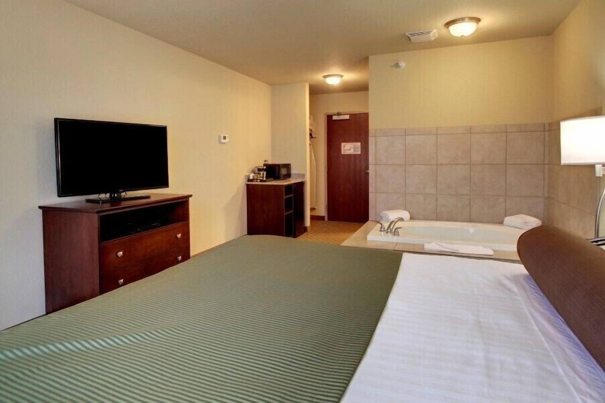 Suite, 1 kingsize-seng, ikke-røyk | Safe på rommet, skrivebord og skrivebord for bærbar PC