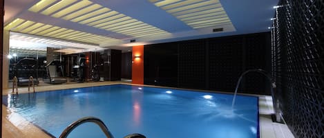 Inomhuspool och solstolar