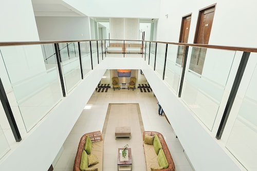 Holiday Suites Business District (Empire Suites Hotel)