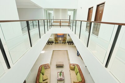 Holiday Suites Business District (Empire Suites Hotel)