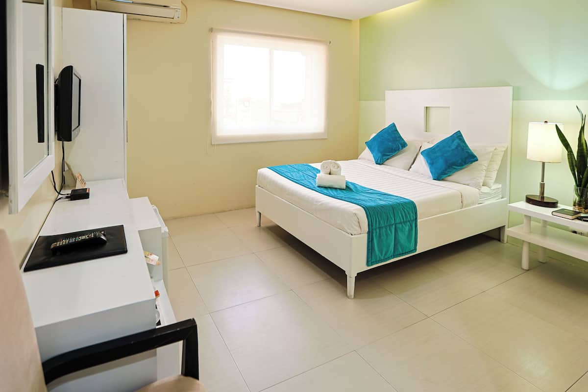 Superior Single Room | Hypo-allergenic bedding, in-room safe, desk, laptop workspace