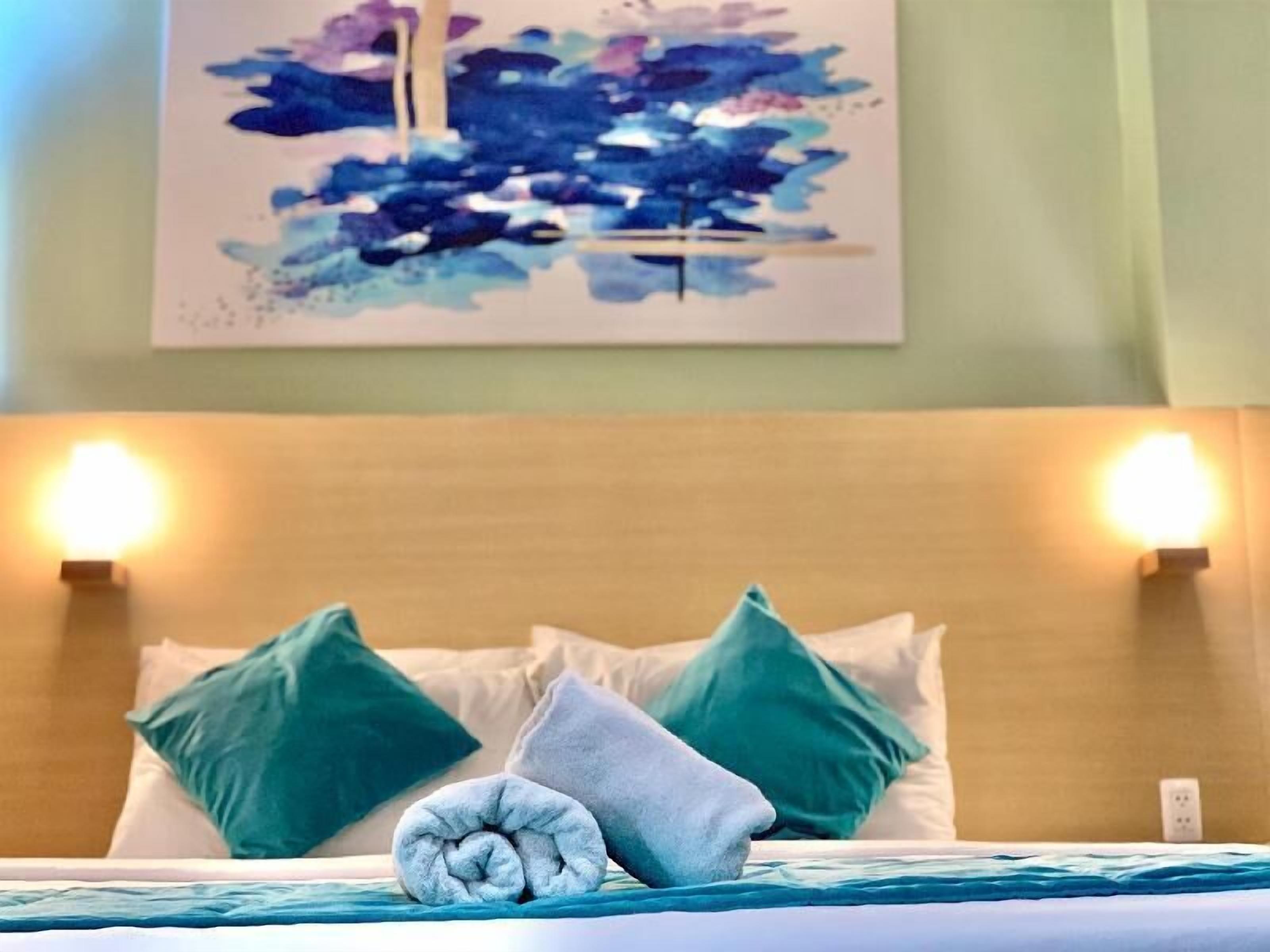 Ropa de cama hipoalergénica y caja de seguridad en la habitación 