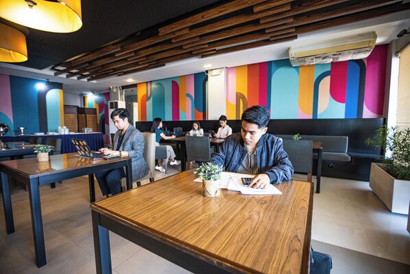 Business centre - Holiday Suites Business District (Empire Suites Hotel) (Puerto Princesa)