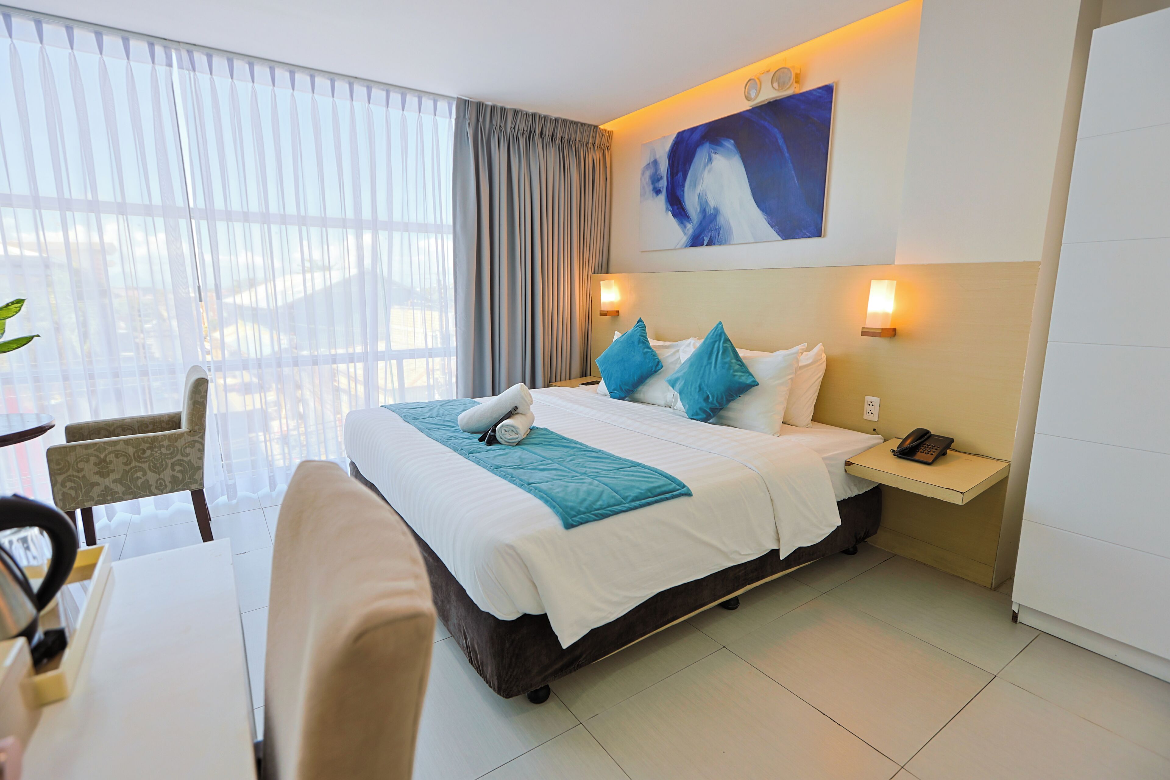 Quarto luxo | Roupas de cama antialérgicas, escrivaninha