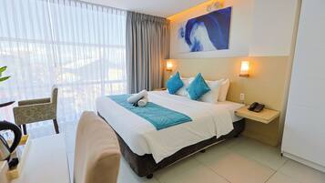 Quarto luxo | Roupas de cama antialérgicas, escrivaninha