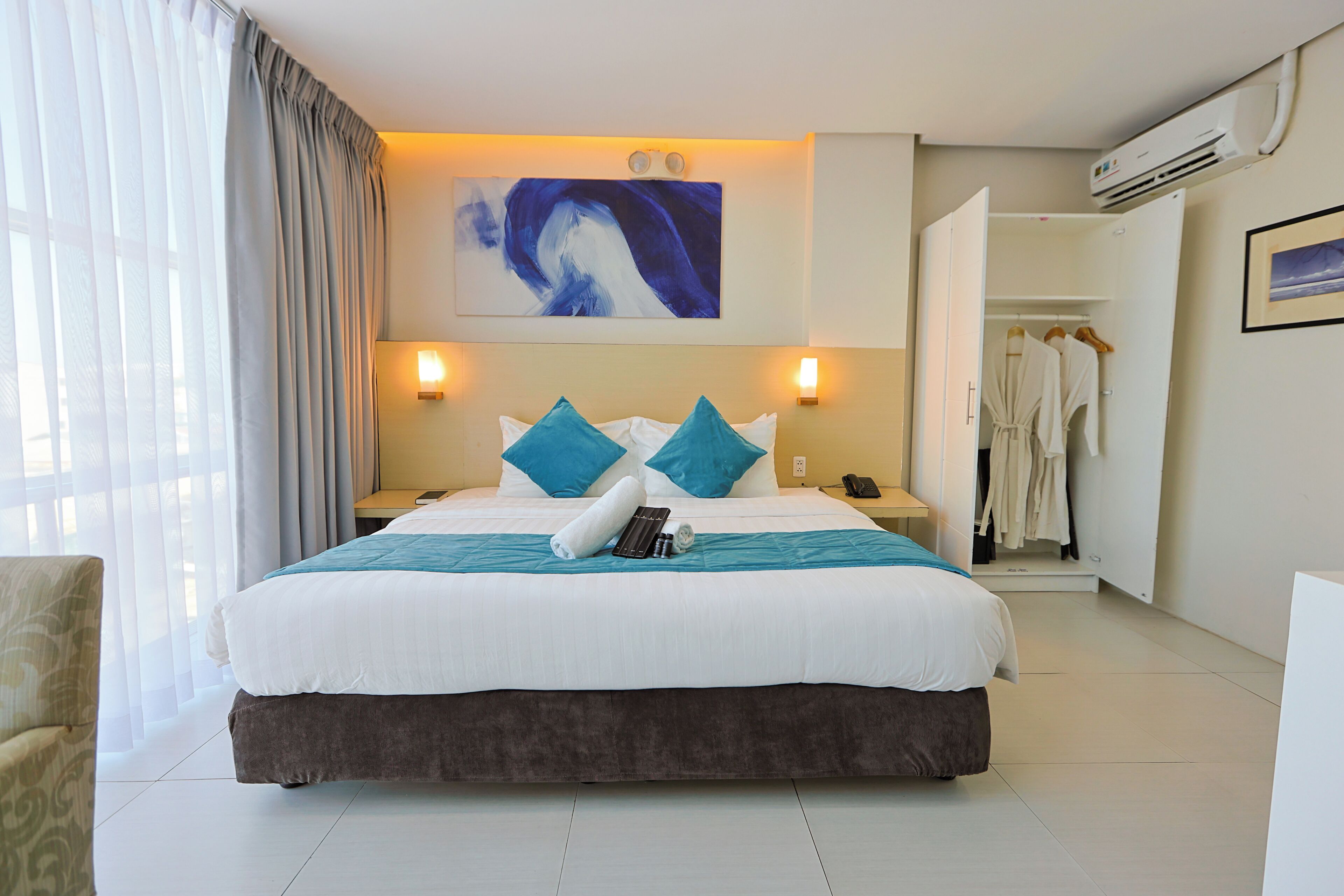 ملاءات للفراش لا تسبب الحساسية وخزنة داخل الغرفة ومكتب