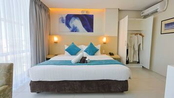 Deluxe Room | Hypo-allergenic bedding, in-room safe, desk, laptop workspace