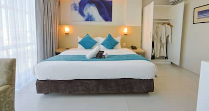 Holiday Suites Business District (Empire Suites Hotel)