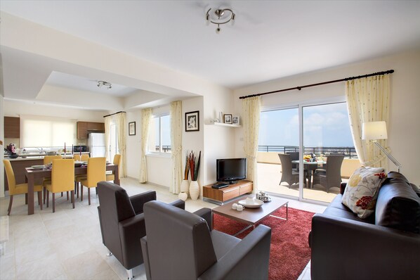 Condo, 1 Bedroom | Living area