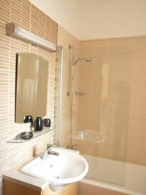 Egyptian cotton sheets, pillowtop beds, in-room safe - Club Coral View Resort (Pegeia)