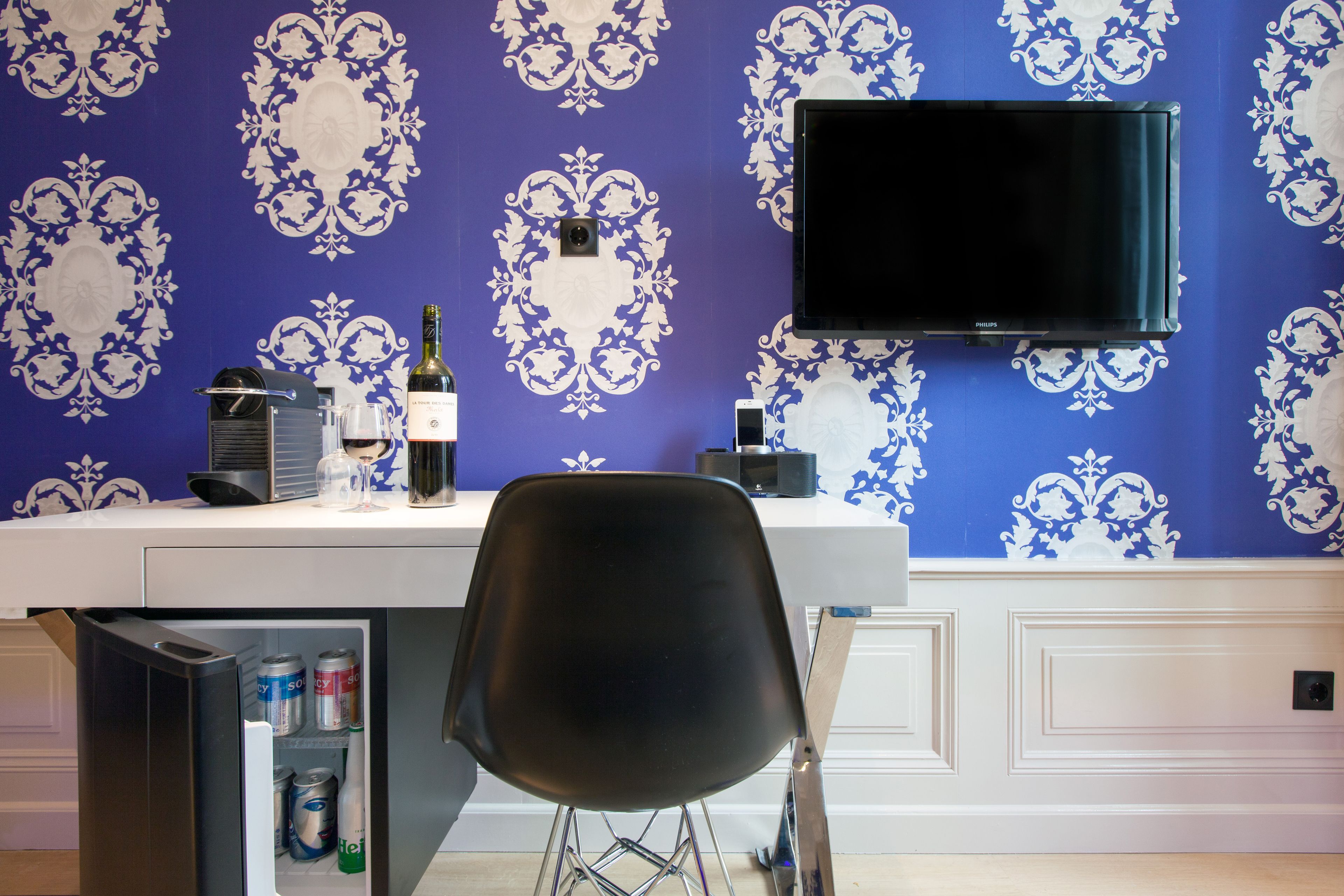 double room, 1 queen bed | room amenity