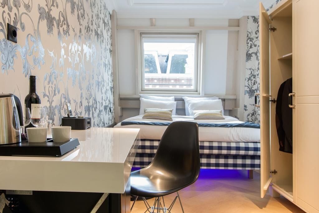 Ropa de cama de alta calidad, minibar, caja fuerte y escritorio