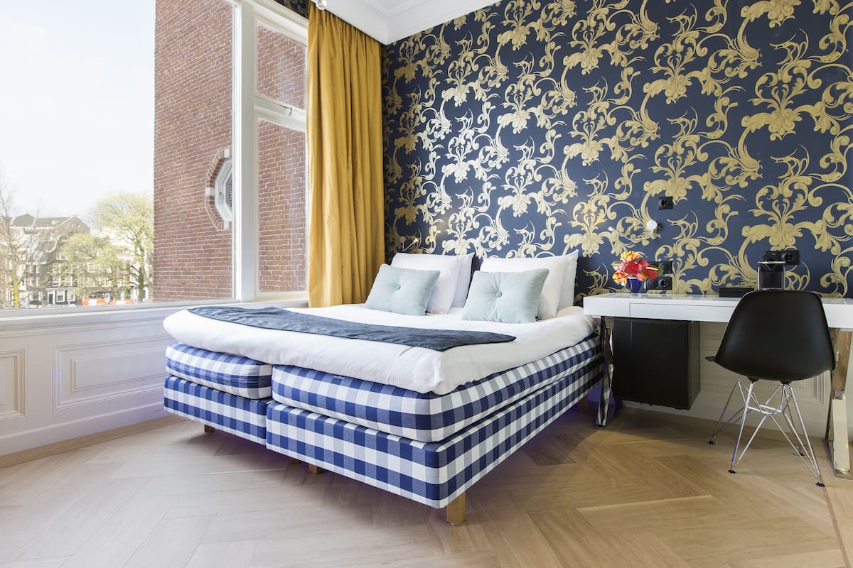 Une chambre à coucher avec un lit, un bureau et une chaise.