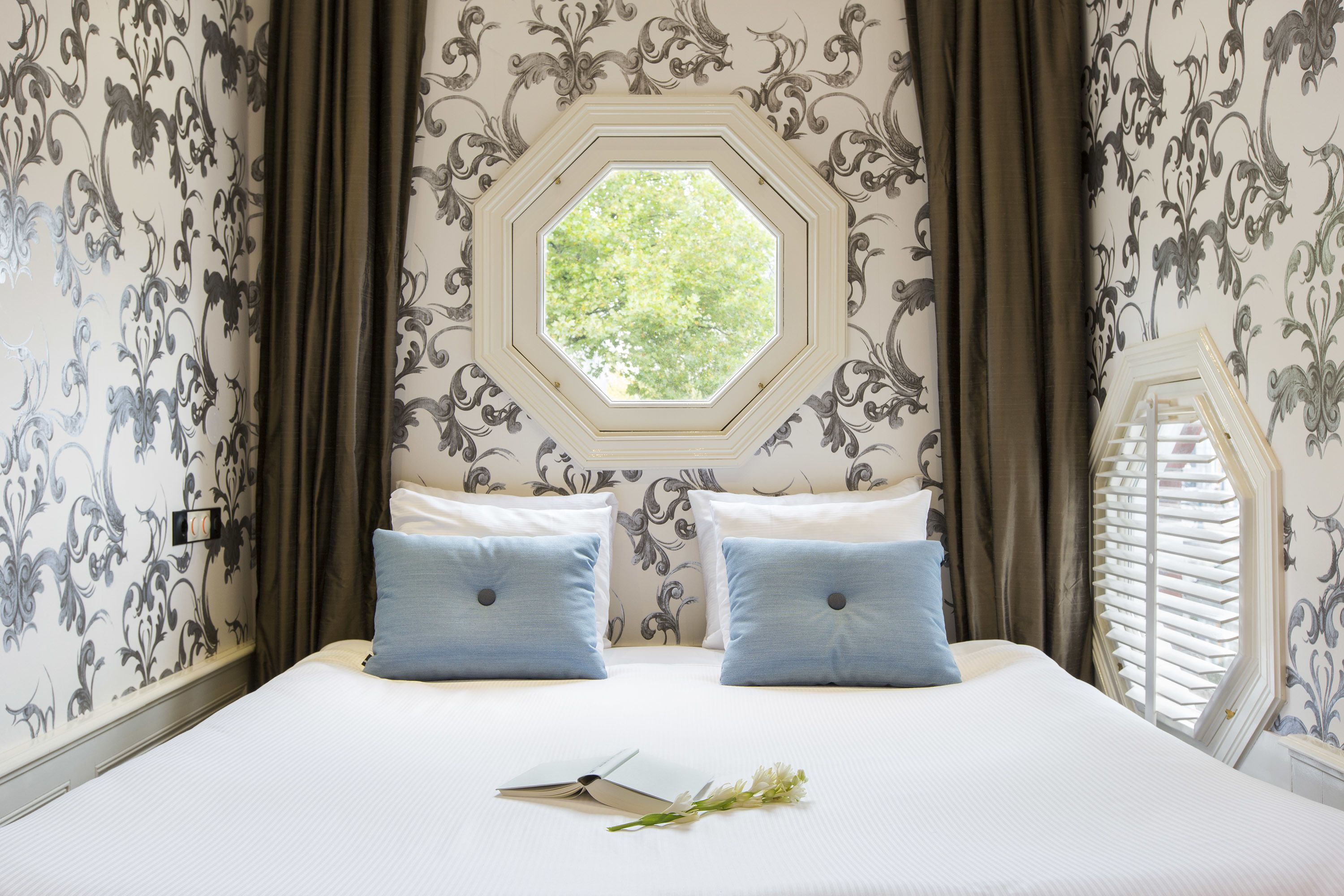 double room, 1 queen bed, canal view | premium bedding, minibar, in-room safe, individually decorated