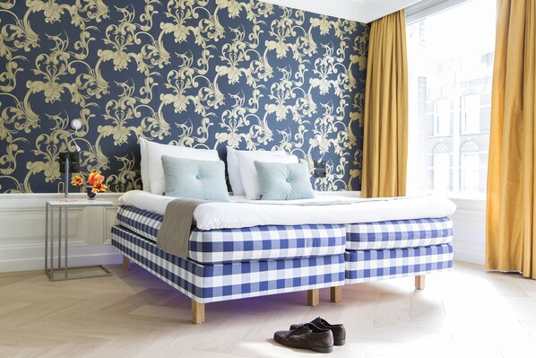 Premium bedding, minibar, in-room safe, individually decorated - The Amsterdam Canal Hotel (Amsterdam)