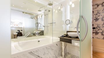 Deluxe vierpersoonskamer, uitzicht op kanaal | Badkamer | Een douche, een regendouche, gratis toiletartikelen, een haardroger