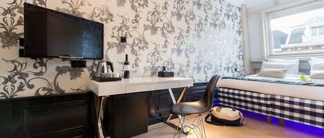 Rom – deluxe, 1 queensize-seng | Sengetøy av topp kvalitet, minibar og safe på rommet