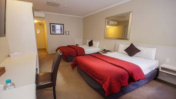 Escritorio, sistema de insonorización y tabla de planchar con plancha