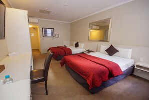 Desk, soundproofing, iron/ironing board, free cribs/infant beds - Isa Hotel (Mount Isa City)