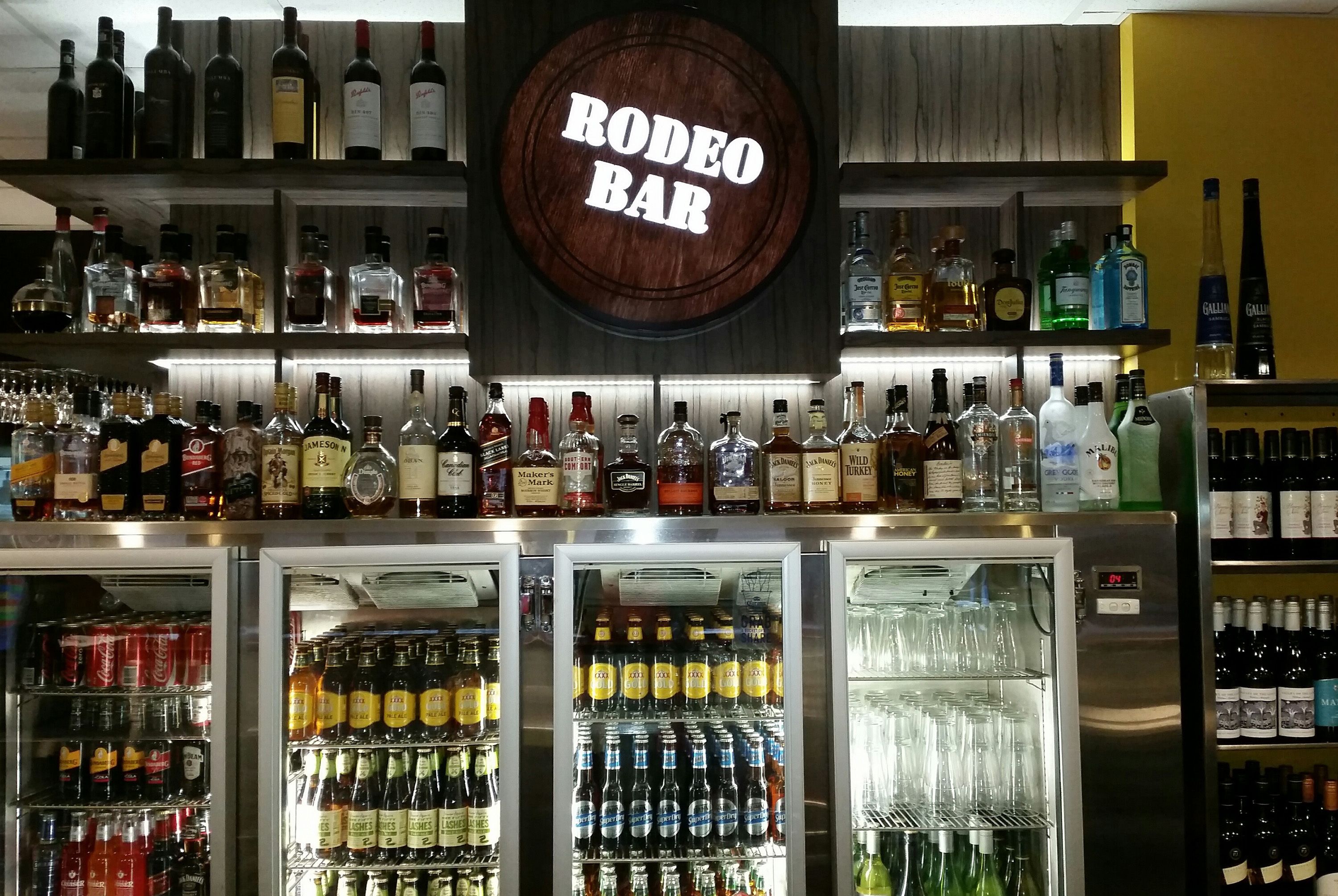 4 bars/lounges