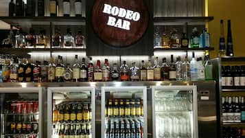 4 bars/lounges