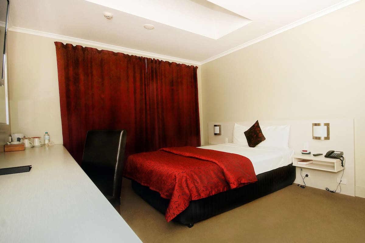 Deluxe Room, Non Smoking (Isa Deluxe Skylight) | Desk, soundproofing, iron/ironing board, free cribs/infant beds