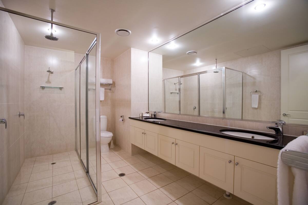 redearth presidential room | bathroom | shower, free toiletries, hair dryer, towels
