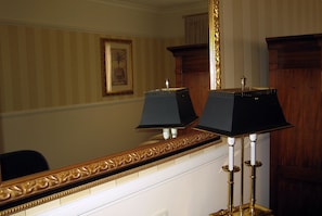 1 Schlafzimmer, Schreibtisch, schallisolierte Zimmer