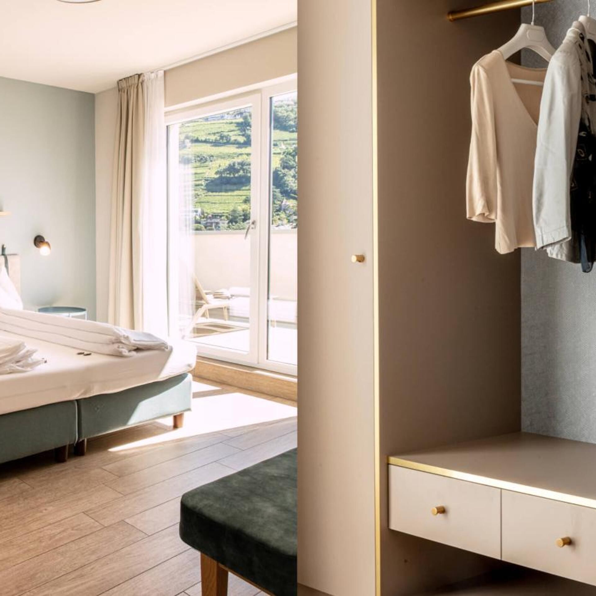 Un dormitorio con una cama, una mesita de noche, un aparador y vistas a un balcón.