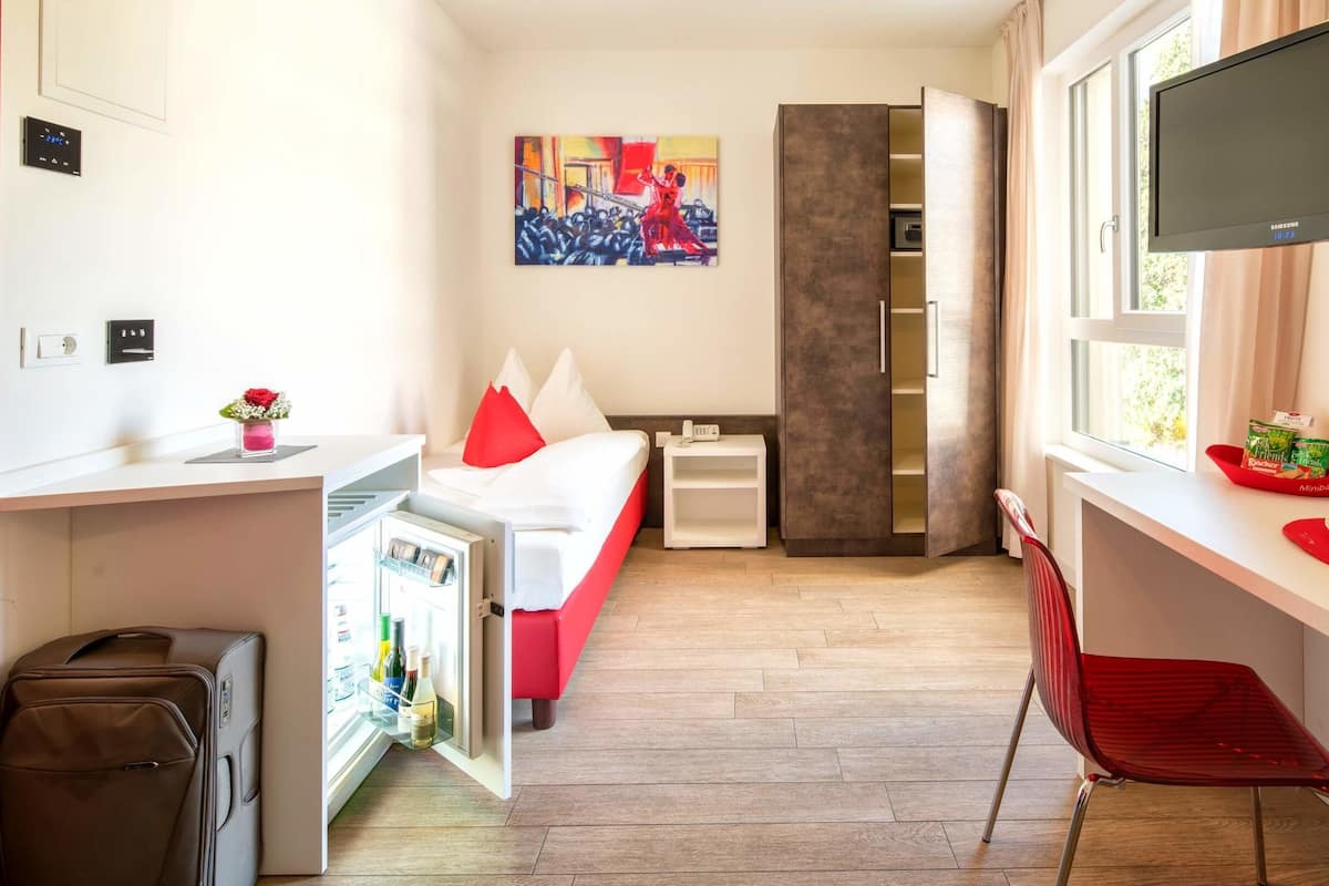 Enkelrum | Minibar, värdeförvaringsskåp på rummet och skrivbord