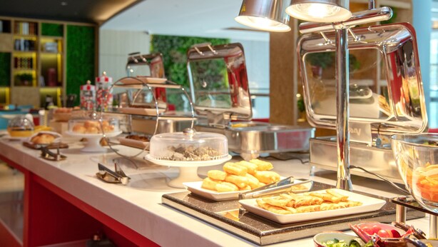 Un buffet proposant une variété de plats et un comptoir moderne, bien éclairé.
