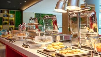 Lunch served, international cuisine
