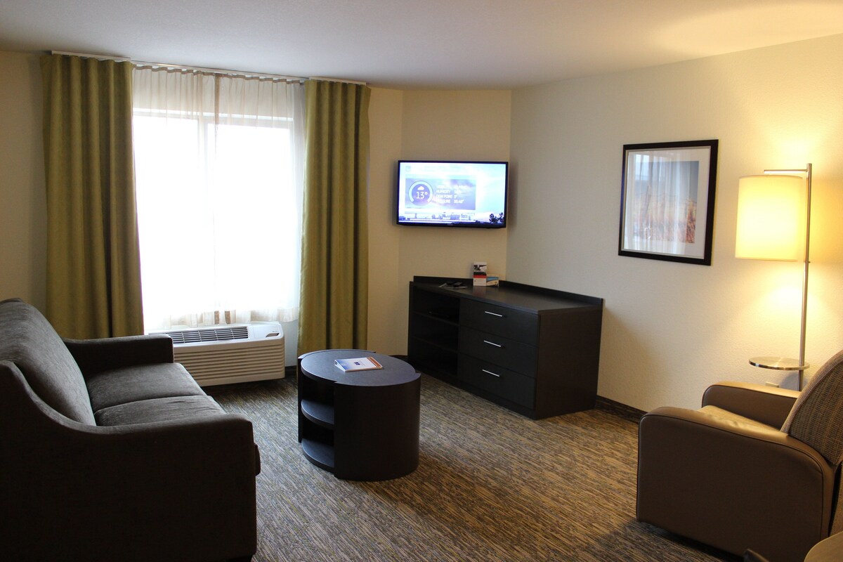 Suite, 1 slaapkamer (1 King, Living and Dining Areas) | Kamervoorziening