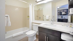 Ein modernes Badezimmer mit Badewanne, Toilette und Waschbecken.