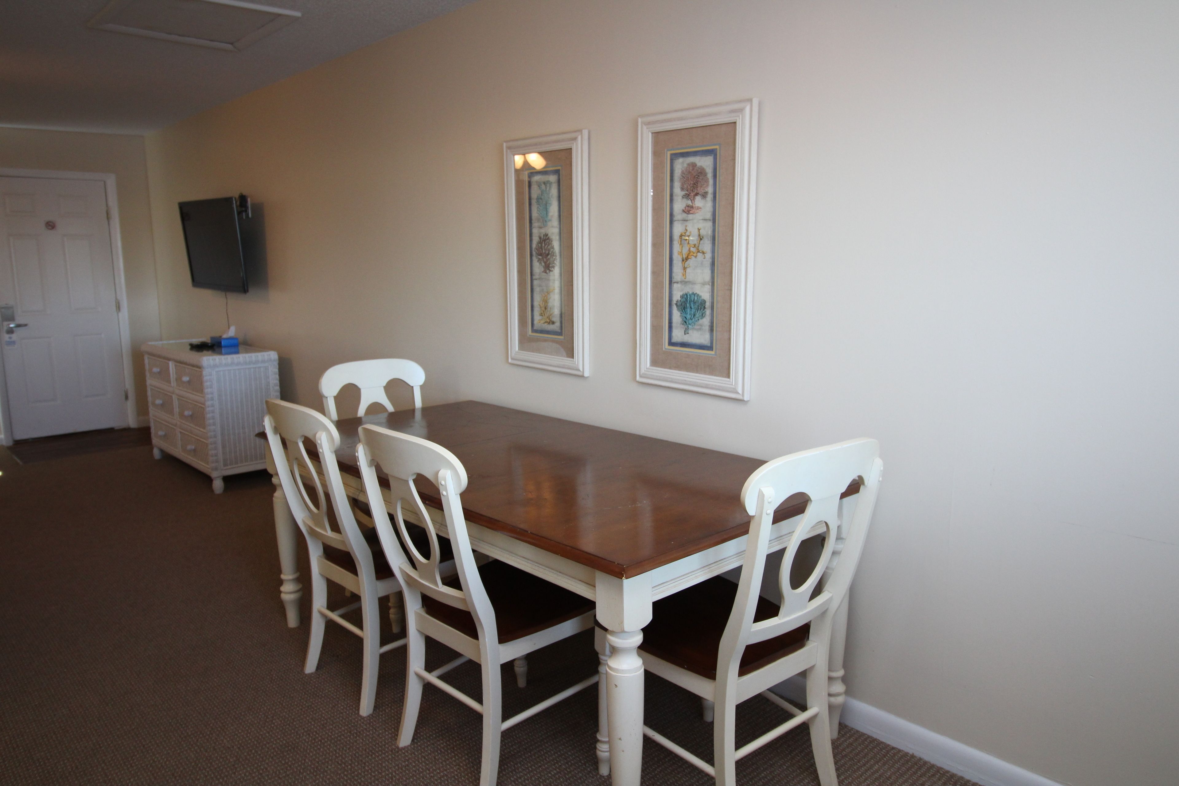 Standard Room, 2 Queen Beds | In-room dining