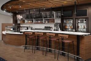 Breakfast and dinner served - Courtyard Syracuse Downtown At Armory Square (Syracuse)