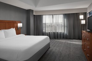 1 bedroom, premium bedding, desk, iron/ironing board - Courtyard Syracuse Downtown At Armory Square (Syracuse)