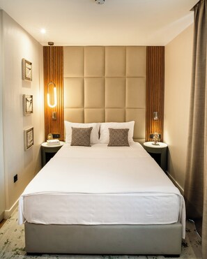 Ropa de cama de alta calidad y minibar 