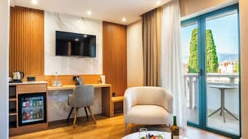 Suite familiar, vista al mar | Área de sala de estar | Televisión LCD