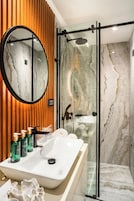 Ducha, artículos de tocador gratuitos, secador de pelo, batas