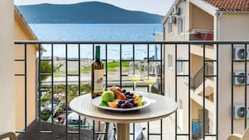 Habitación doble Deluxe, vista parcial al mar | Terraza o patio