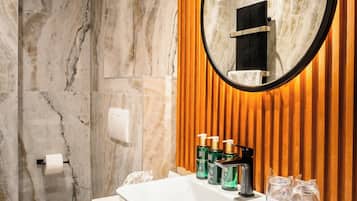 Habitación doble Deluxe, vista parcial al mar | Baño | Regadera, amenidades de baño gratuitas, secadora de cabello, batas