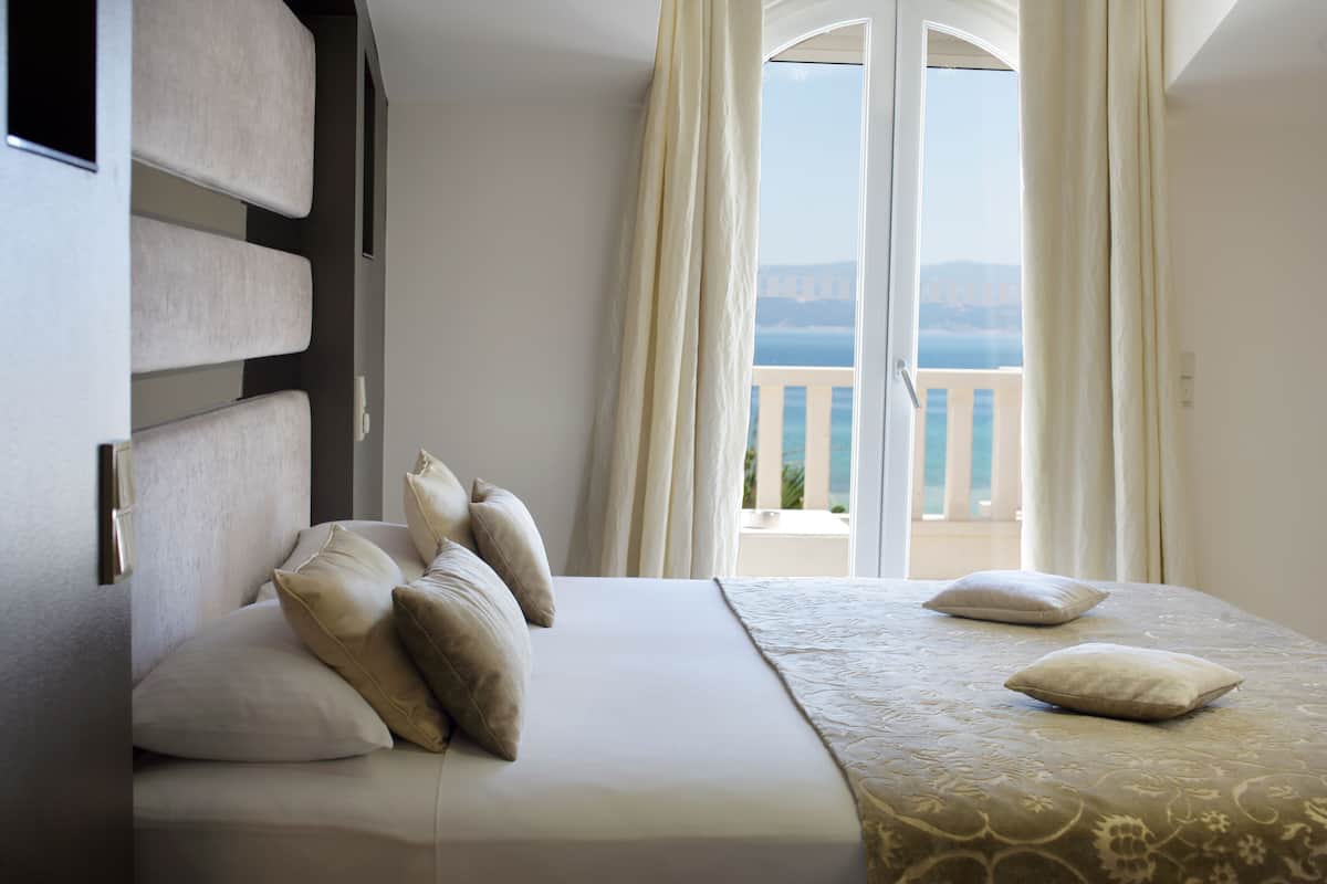 executive suite, terrace, sea view | premium bedding, minibar, in-room safe, individually decorated