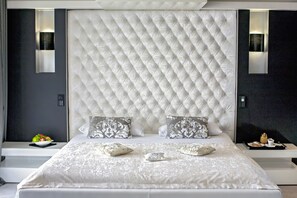 Luxury Suite, 1 King Bed, Hot Tub, Sea View | View from room