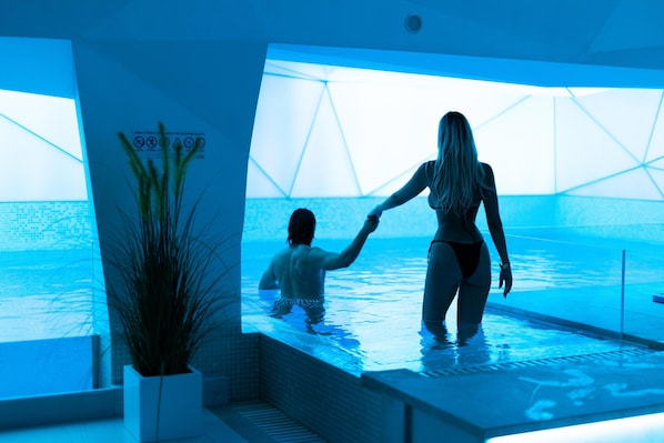 Indoor spa tub
