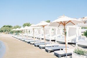 Ubicación cercana a la playa, cabañas de uso gratuito y tumbonas