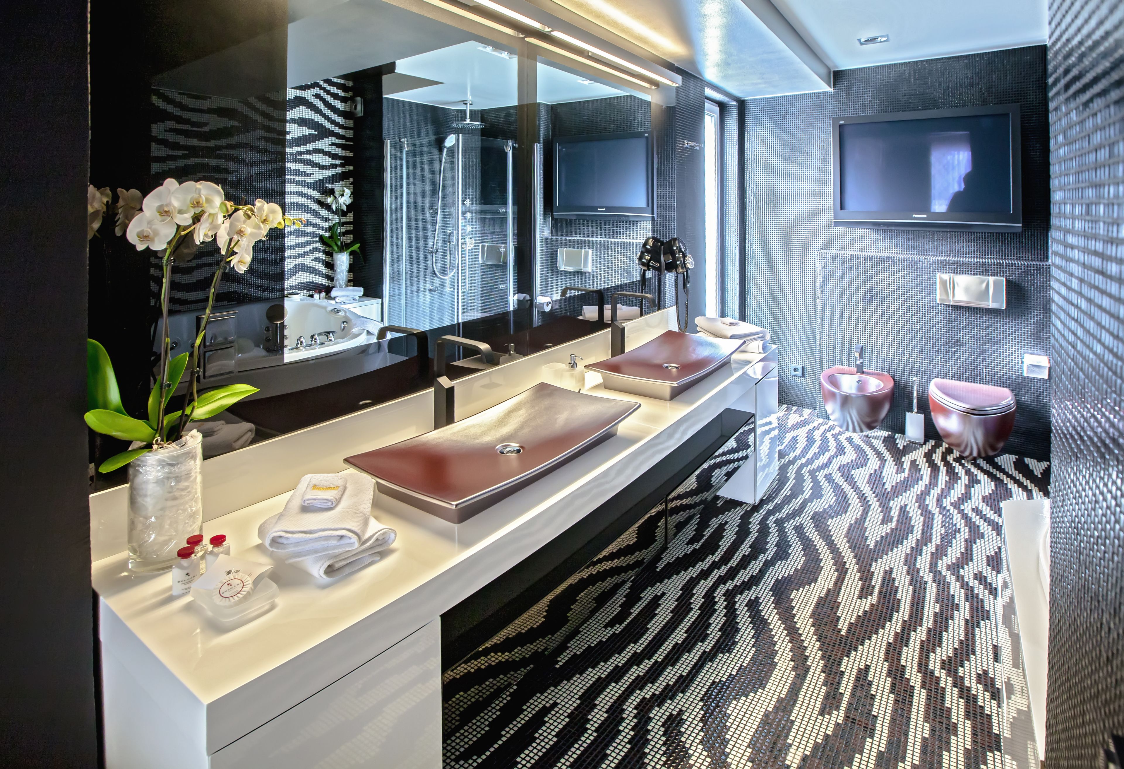 luxury suite, 1 king bed, hot tub, sea view | bathroom | separate bathtub and shower, jetted bath, hydromassage showerhead