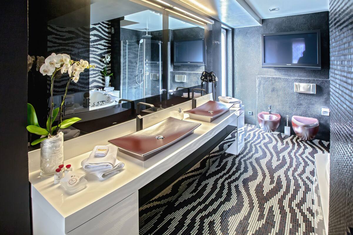 luxury suite, 1 king bed, hot tub, sea view | bathroom | separate bathtub and shower, jetted bath, hydromassage showerhead